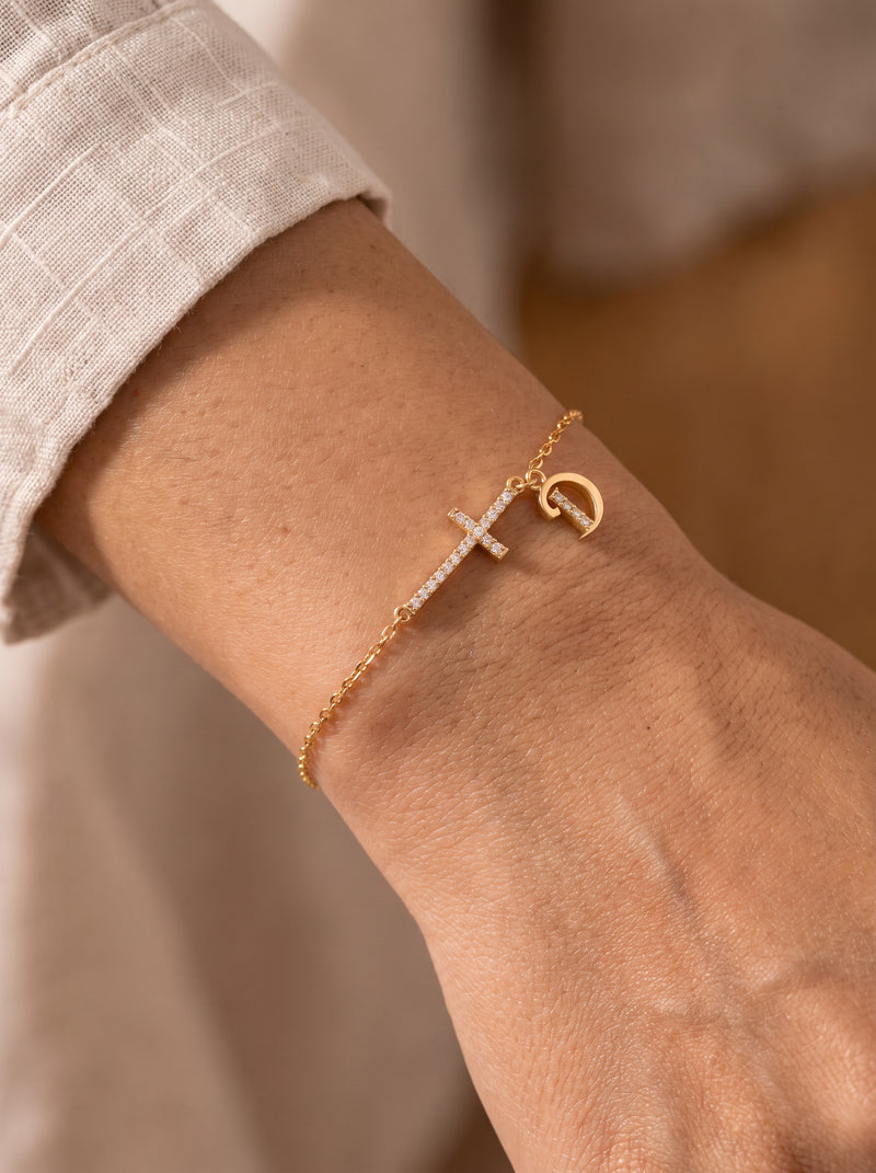Pulsera con inicial, cruz lateral y pavé