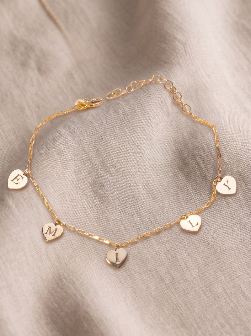 Pulsera con nombre y dijes de corazones con iniciales