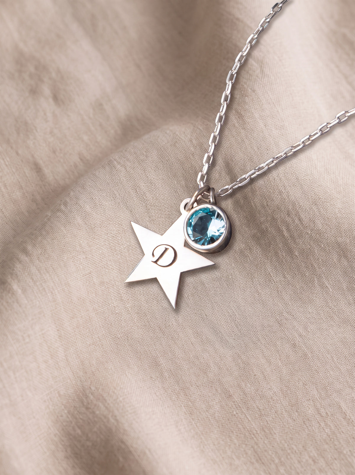 Collar con inicial, estrella y piedra de nacimiento