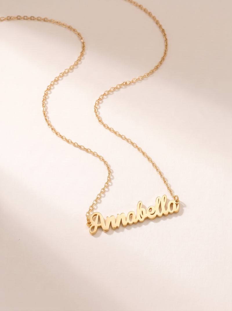 Collar con nombre en letra cursiva clásica