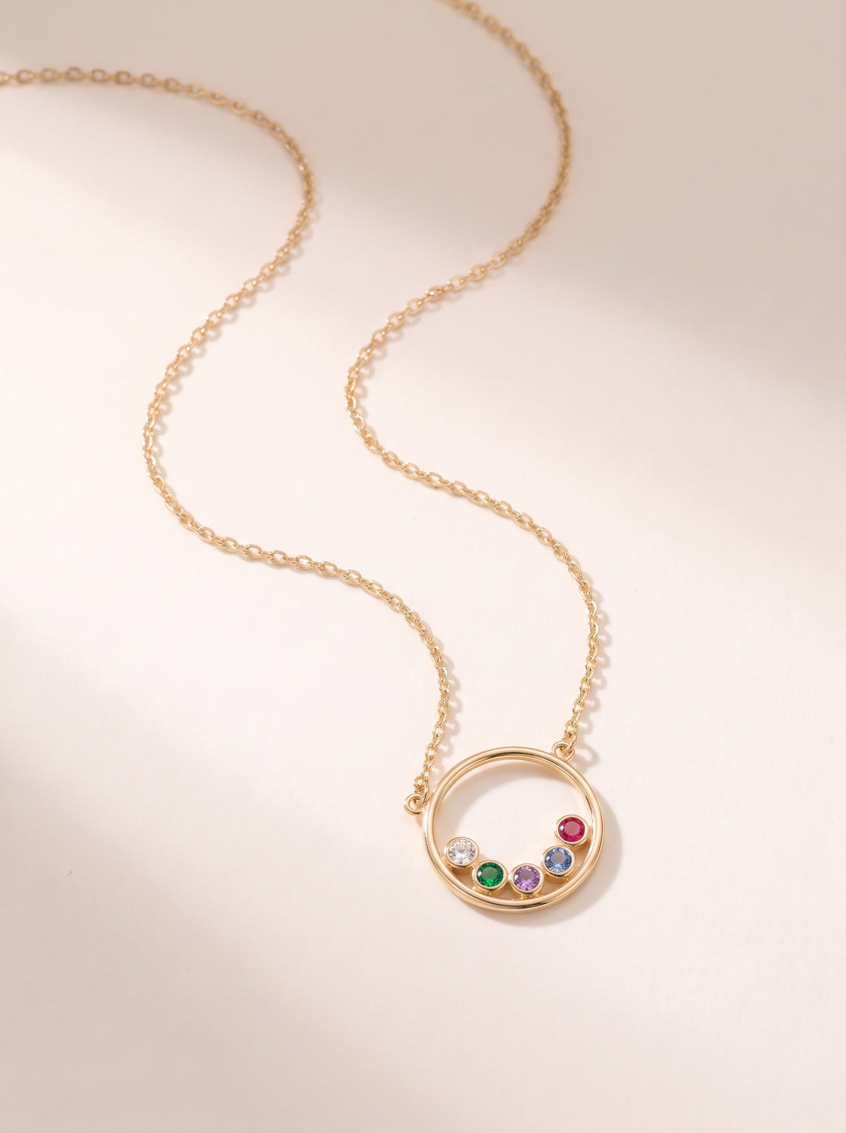 Collar circular con piedras de nacimiento familiares