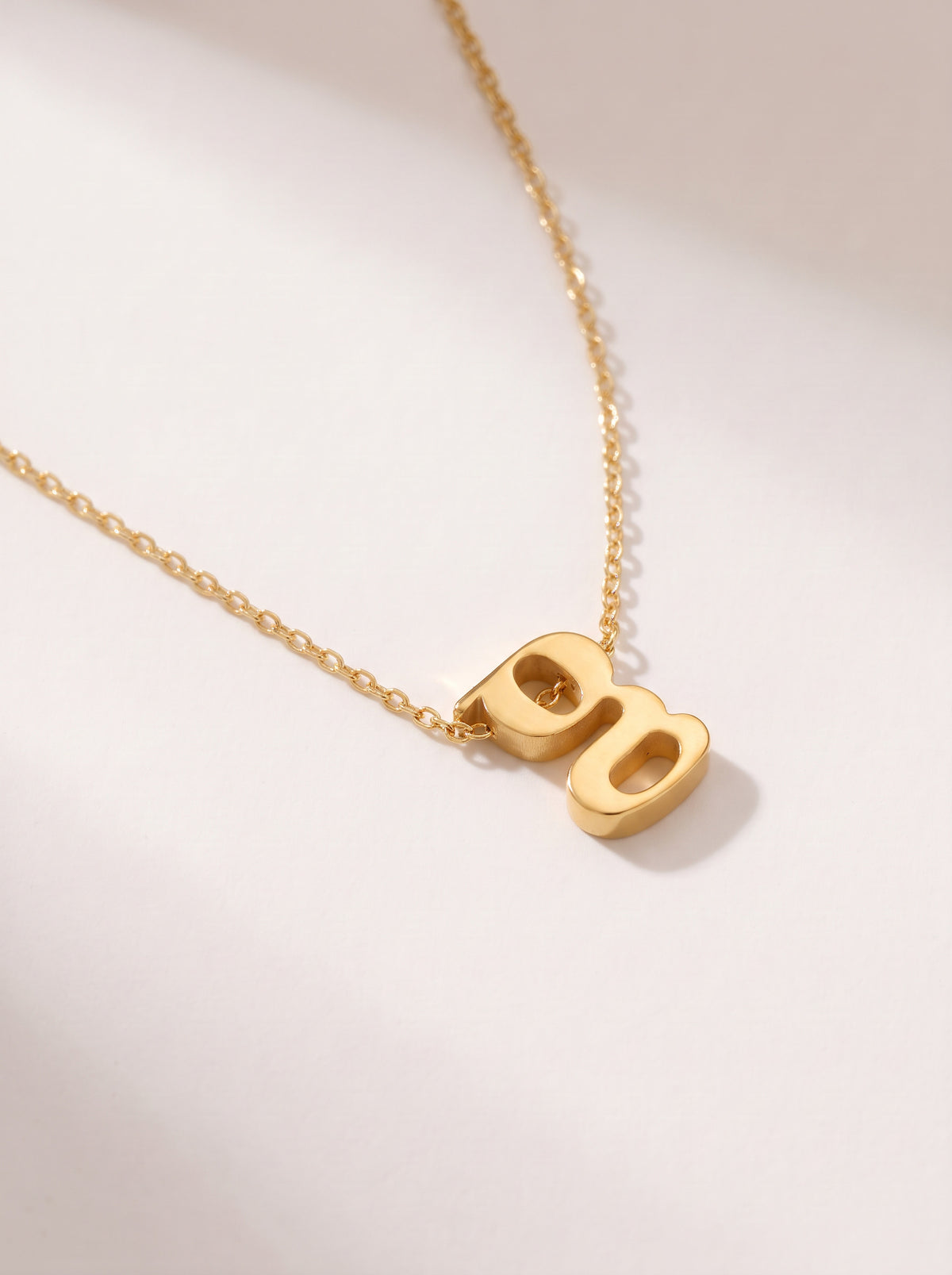 Collar con letra inicial minúscula
